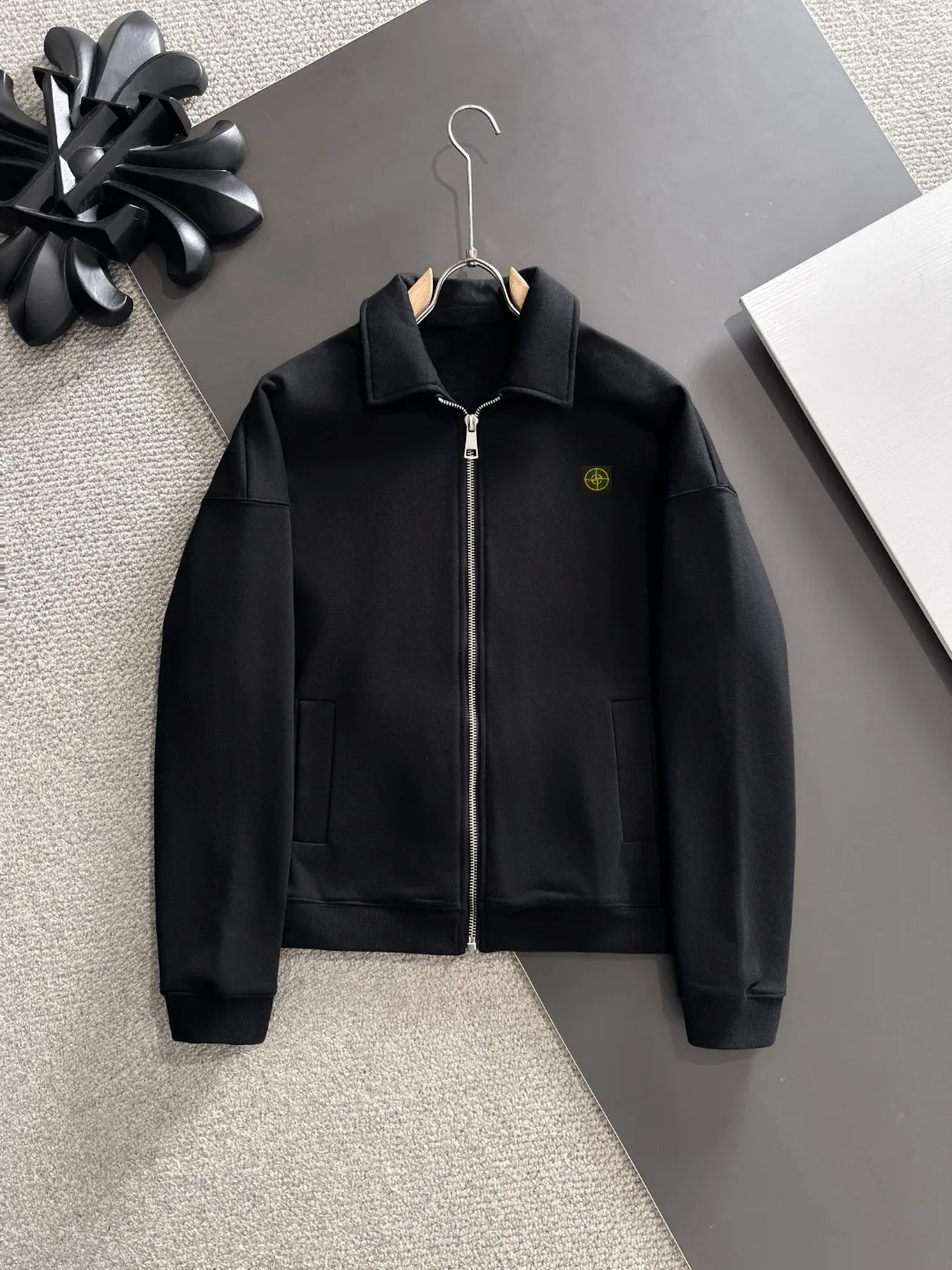 Next day shipment P460 Stone lsland/Stone Island Exclusively launches the new 25ss autumn and winter lapel zipper jacket. Many stars have the same style. The craftsmanship cannot be copied by ordinary small workshops. We are not afraid of any challenges in terms of materials, detail restoration and craftsmanship, just to provide everyone with wonderful products. Compare the top original versions at will. No expense is spared just to do better. Unique imported fabric feel. Purely imported German machine production. Precision operation and 10,000-needle density. A full set of new accessories and three standards are fully customized simultaneously. The upper body is versatile and fashionable. The perfect choice for autumn and winter. A must-have item. Size chart: S to XXL (or please state your height and weight when placing an order)